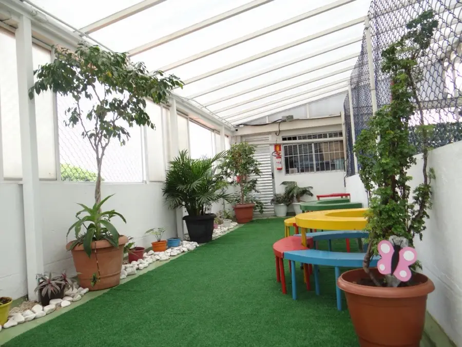 Jardim coberto da escola